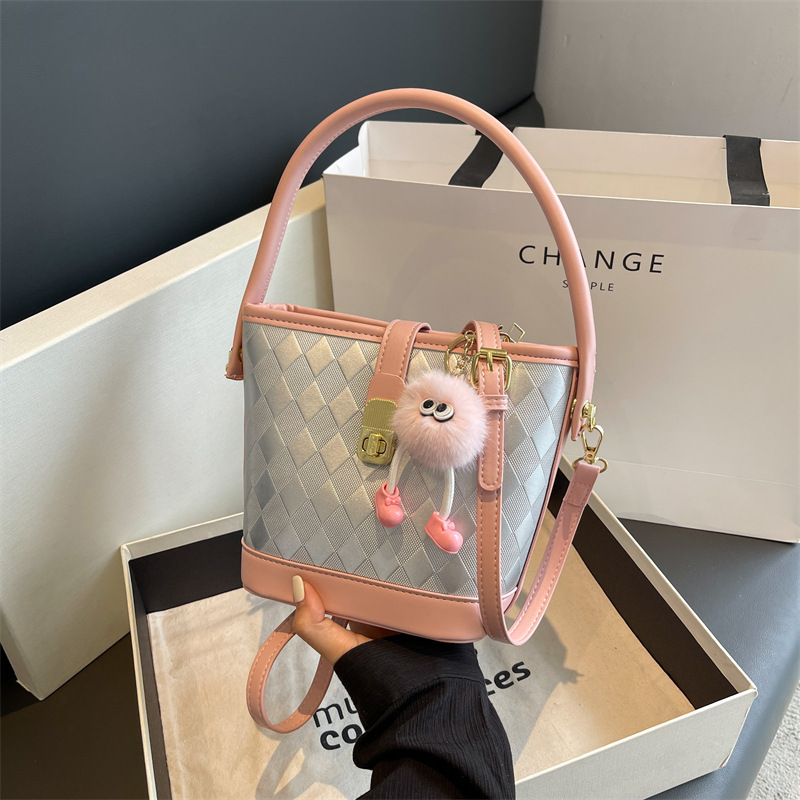 [UR®]💗💃UR mielas pliušinis kibiras su pakabuku👜2023 nauja madinga ir madinga didelės talpos rankinė ant peties 😍