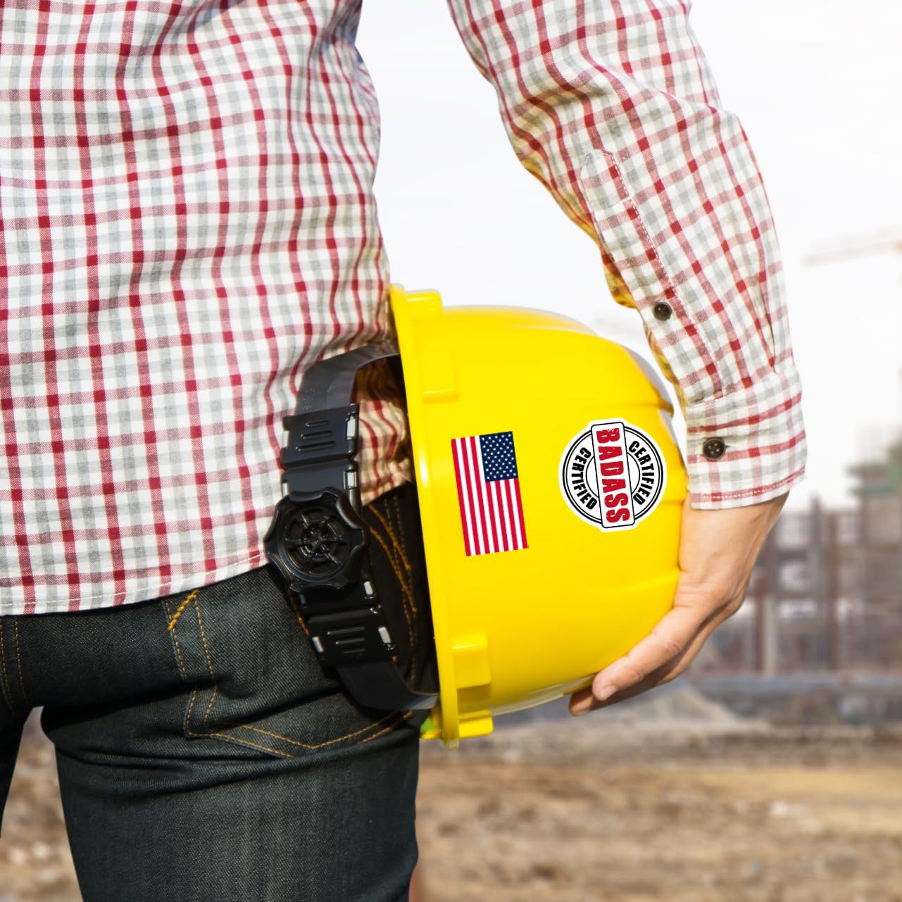 Pakuotėje 150 kietų kepurėlių lipdukų (nešvarių) – idealiai tinka šalmams, įrankių dėžėms.