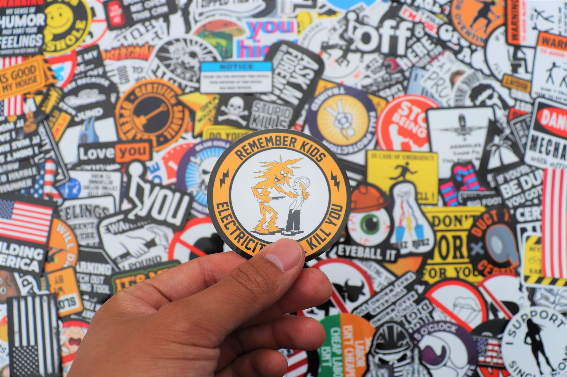 Pakuotėje 150 kietų kepurėlių lipdukų (nešvarių) – idealiai tinka šalmams, įrankių dėžėms.