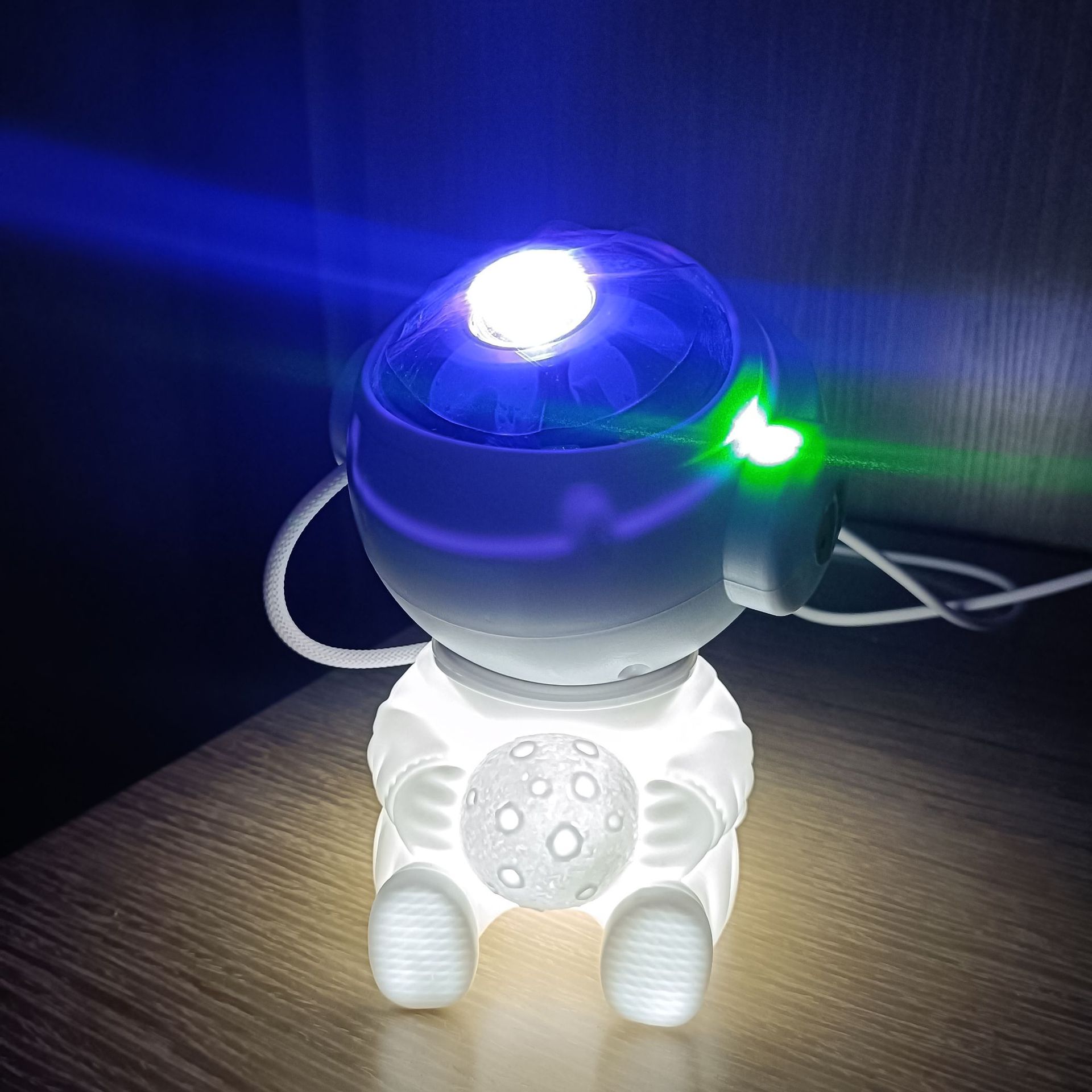 Lampă cu cer înstelat astronaut care îmbrățișează luna, lampă proiector nebuloasă de vis colorată rotativă, lumină de noapte astronaut în trei culori