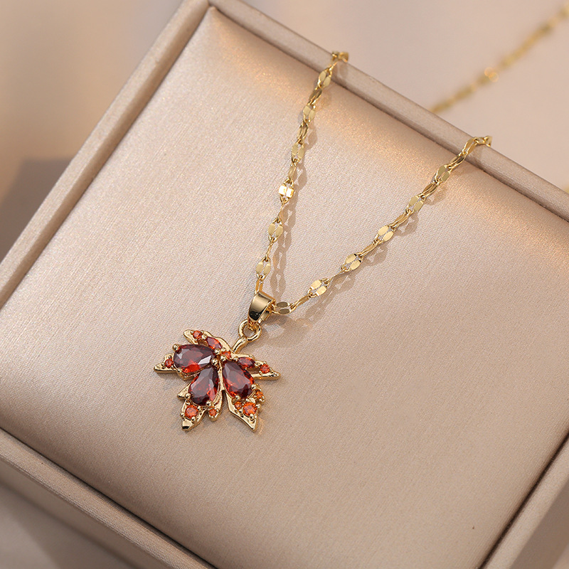 🍁maple leaf necklace.