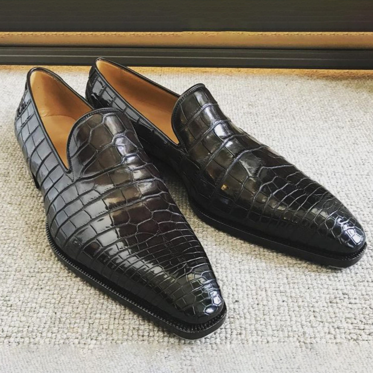Minimalist Alligator-Textured Leather Loafers-Colinshoes