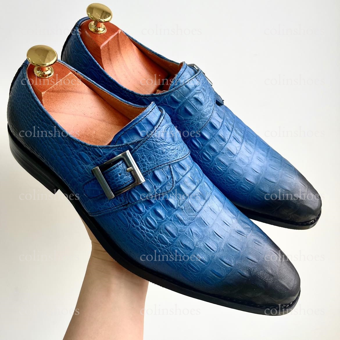 Left-angle shot of embossed crocodile pattern shoes-Colinshoes