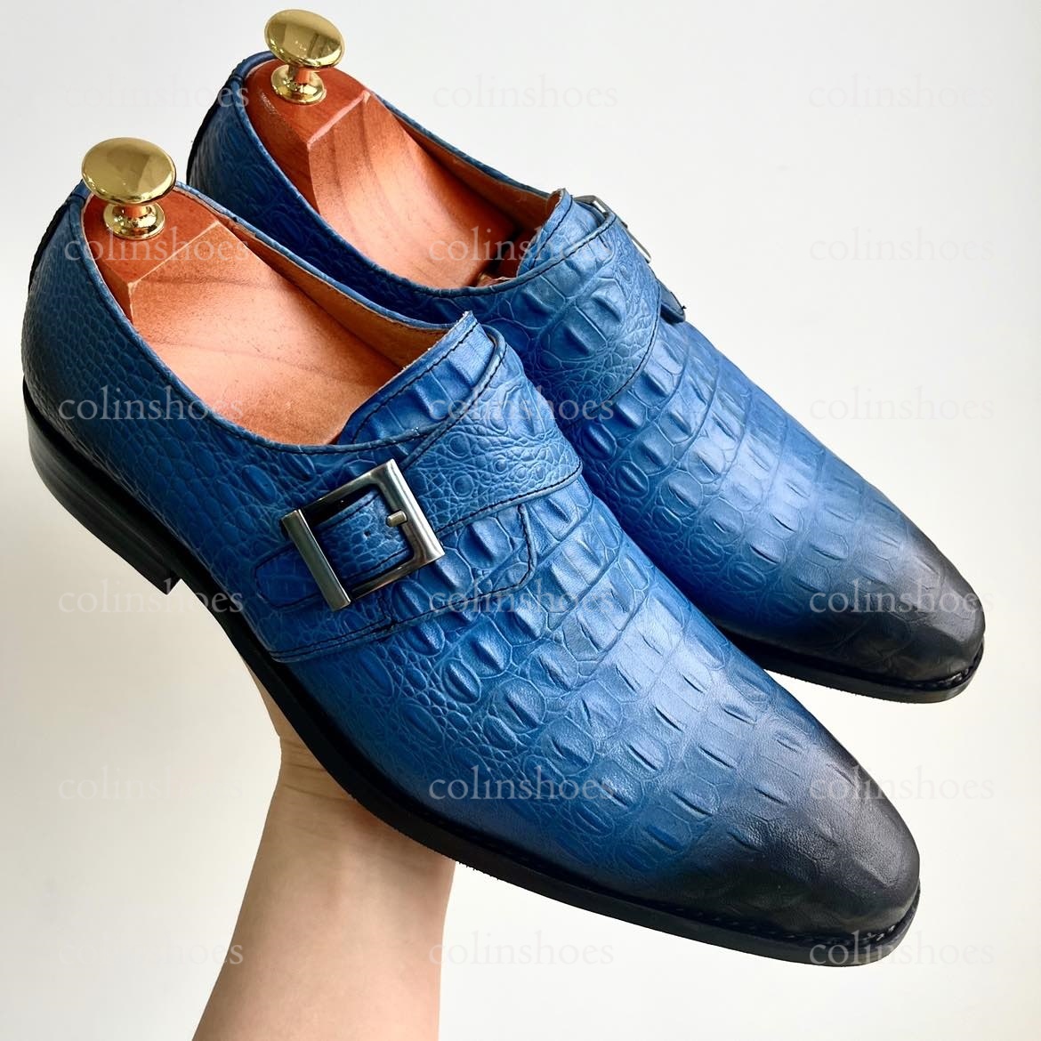 Left-angle shot of embossed crocodile pattern shoes-Colinshoes