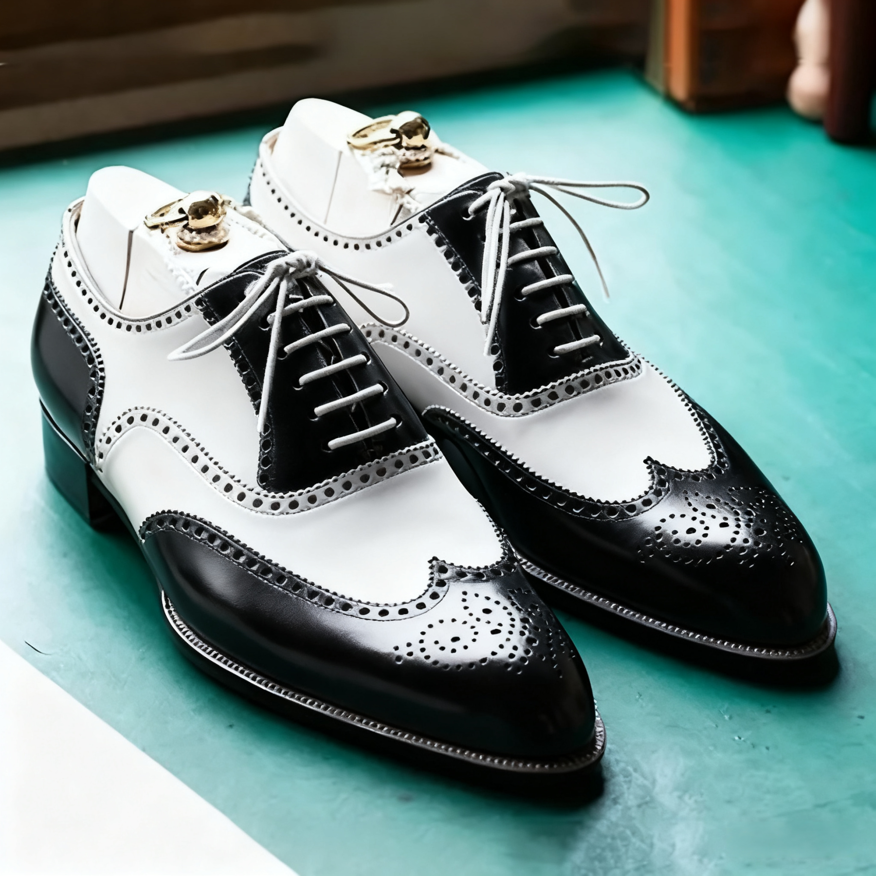 Two-Tone Gentleman's Wingtip Oxford Shoes