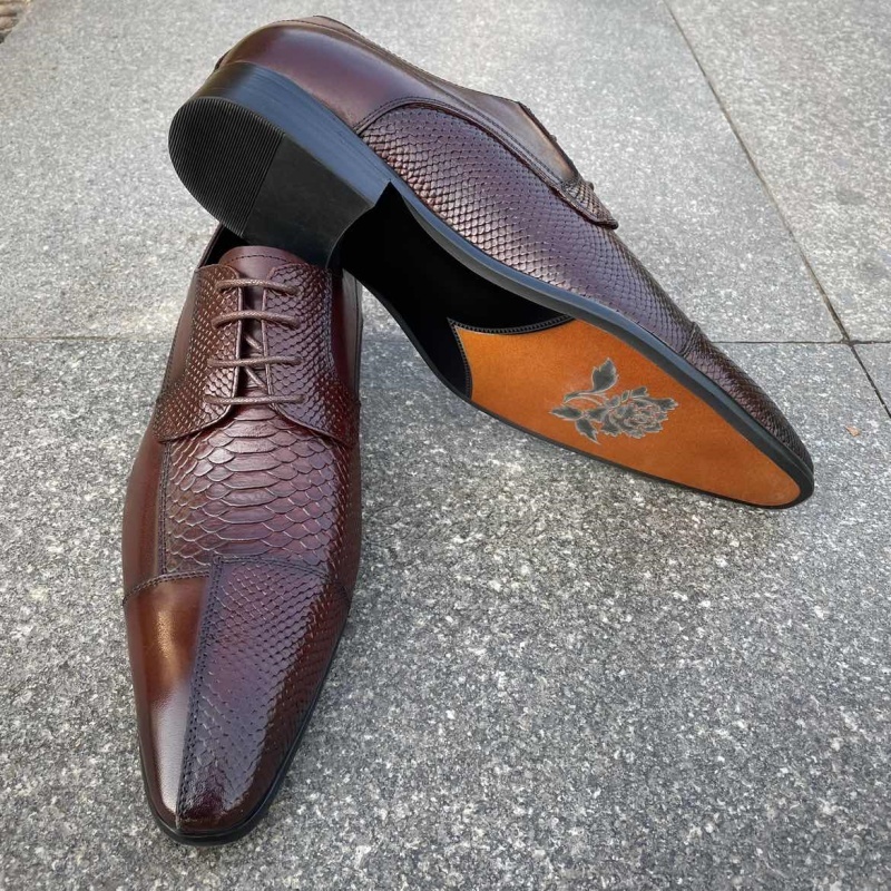 Sole Focus: Contrasting sole with rose print under brown derby shoes.-Colinshoes
