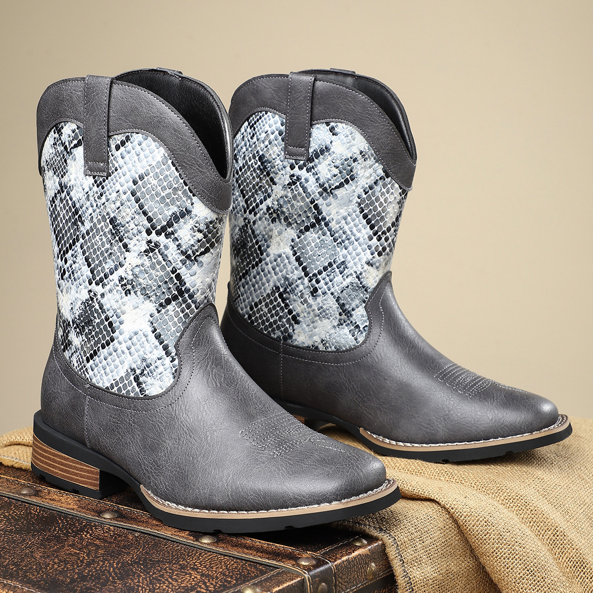 Stylish Western Snakeskin Pattern Cowboy Boots