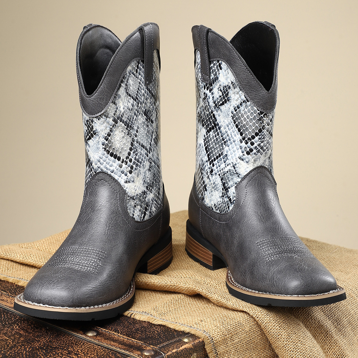 Stylish Western Snakeskin Pattern Cowboy Boots