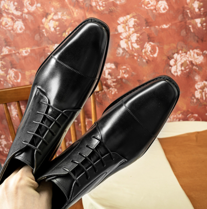 Formal lace-up ankle boots with smooth leather finish