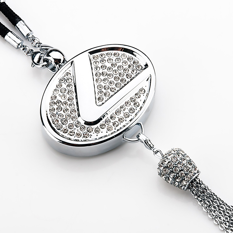 Wisiorek aromaterapeutyczny z metalowym i diamentowym logo samochodu