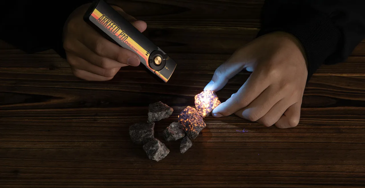 Magnetic Flashlight with LED and Laser