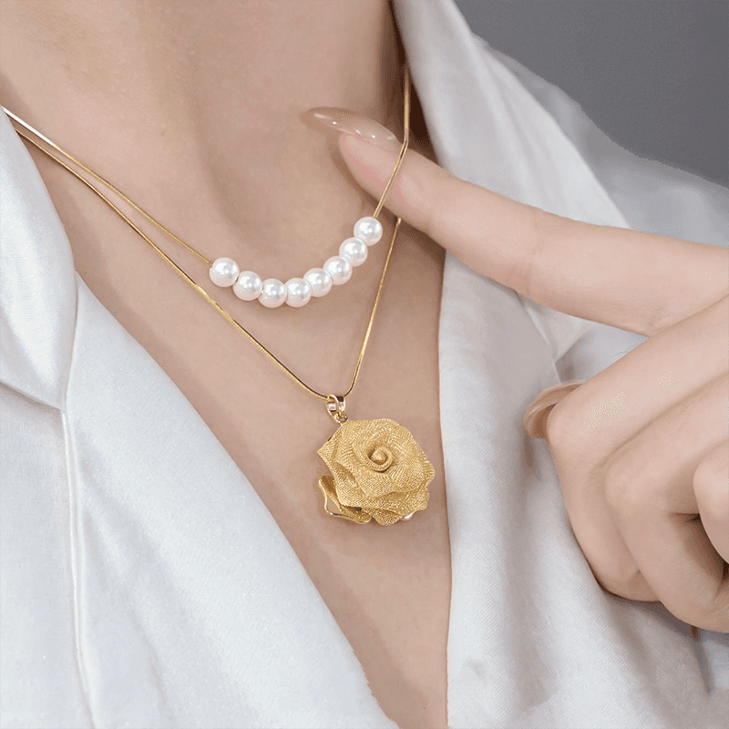 🌹Light and luxurious rose necklace