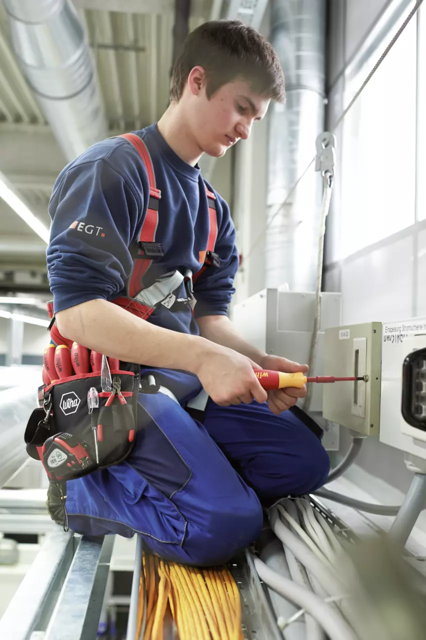 Screwdriver with bit magazine