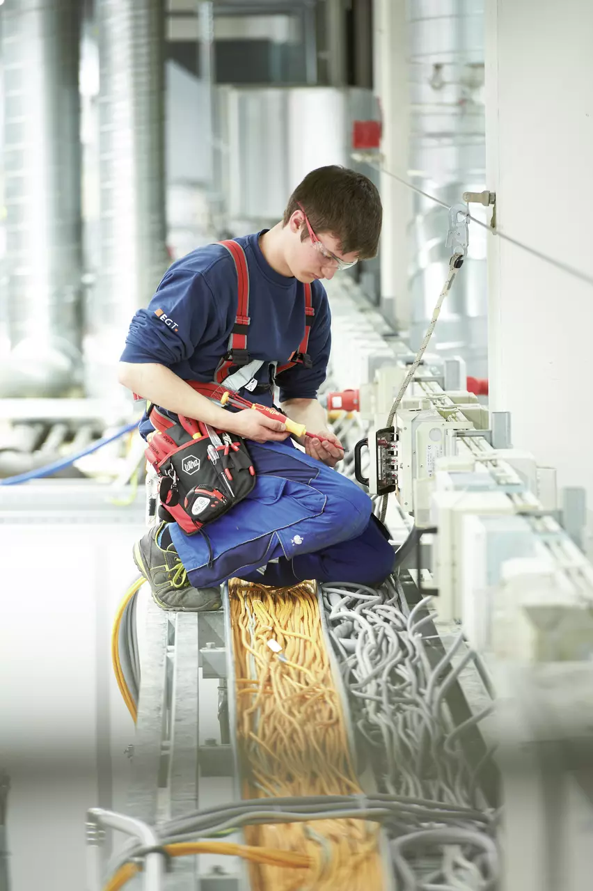 Screwdriver with bit magazine