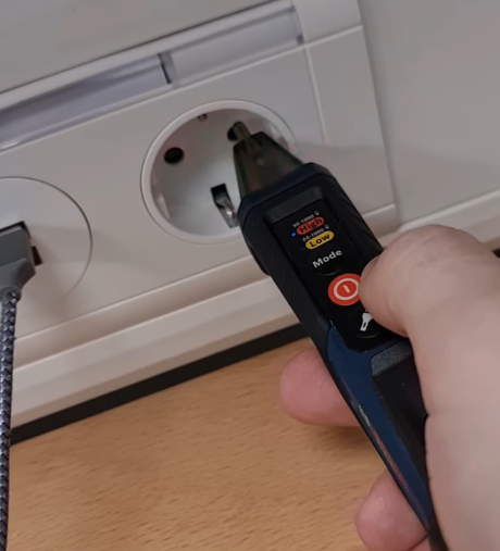 Non-Contact Voltage Detector, Portarble Circuit Tester, Perfect Wire Tester with Alarm and Flashlight, Electrical Tester with LCD Display