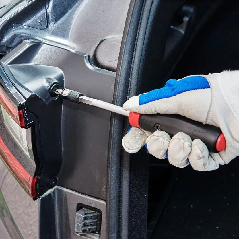 Slotted and L-shaped double-direction screws