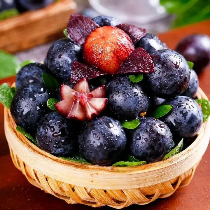 Giant Grape Tree Seeds: Thin-Skinned, Large, and Seedless