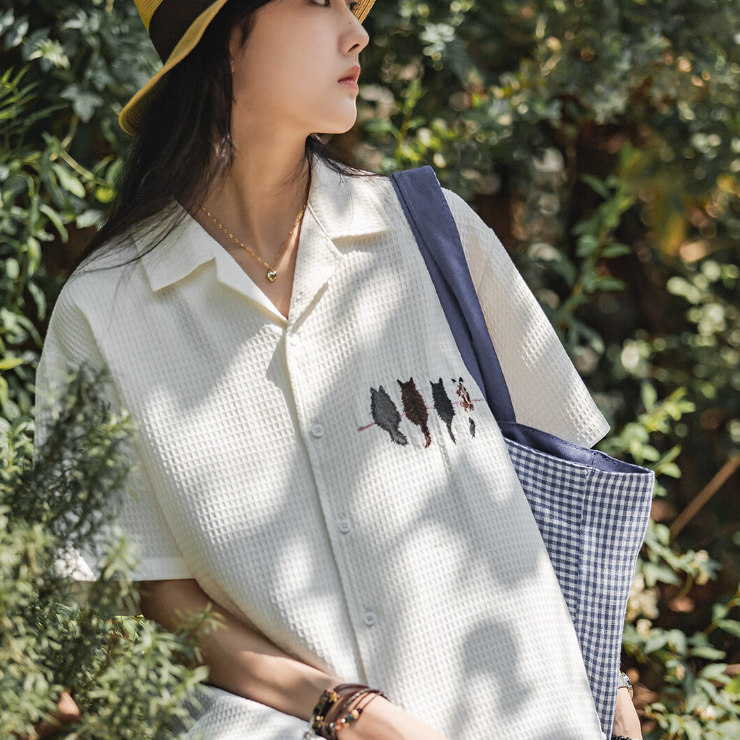 馬登女裝 休閒貓咪刺繡短袖襯衫寬鬆落肩袖華夫格襯衣