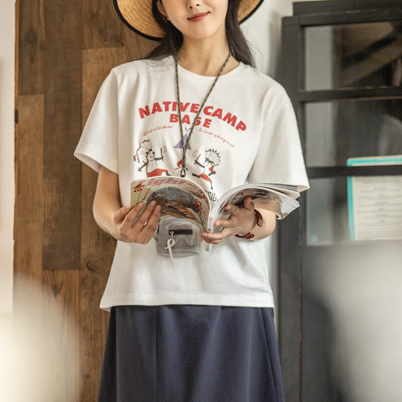 馬登女裝 美式復古印花T恤寬鬆純棉透氣短袖上衣正肩設計打底衫