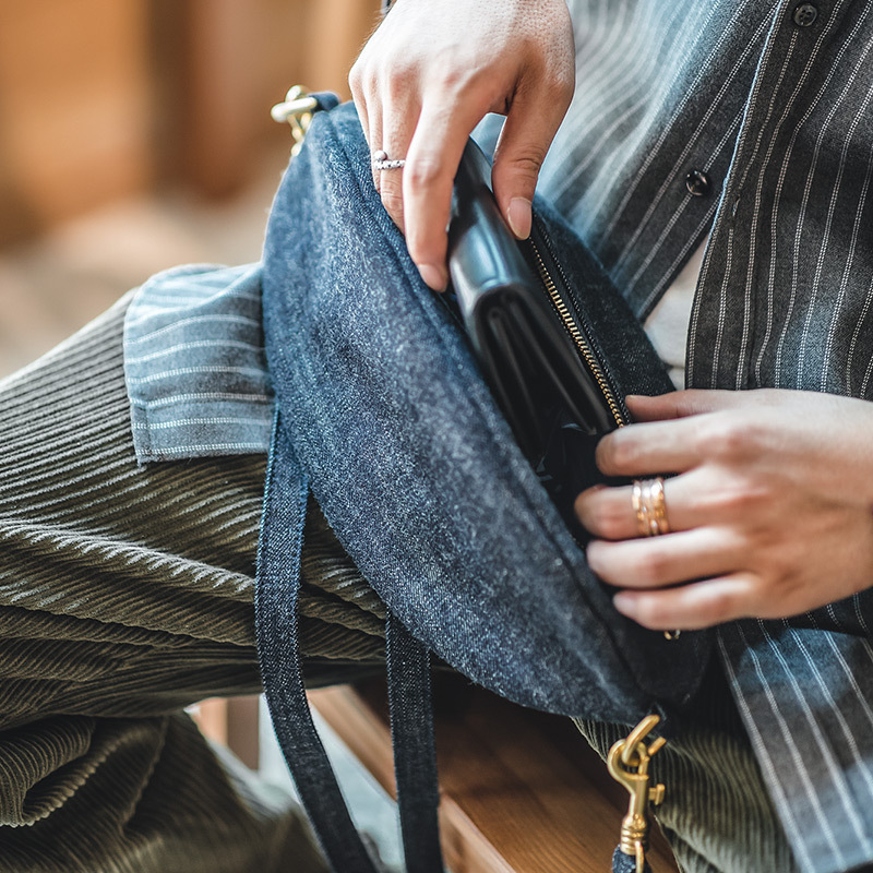 馬登工裝 復古牛仔斜挎橄欖球胸包丹寧字母通勤單肩大容量胸包潮