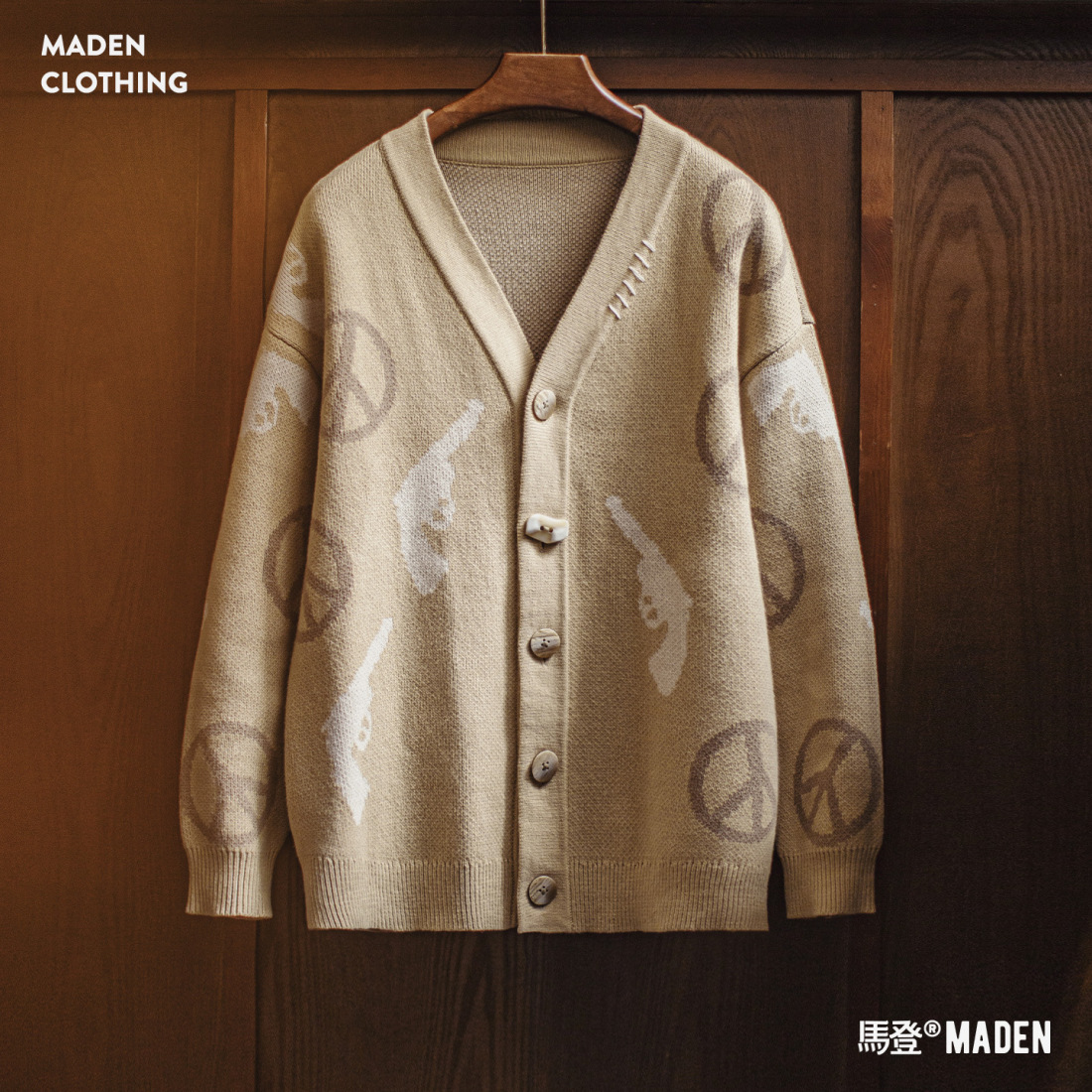 馬登女裝 復古卡其色大V領寬鬆外穿毛衣提花針織開衫外套上衣秋冬