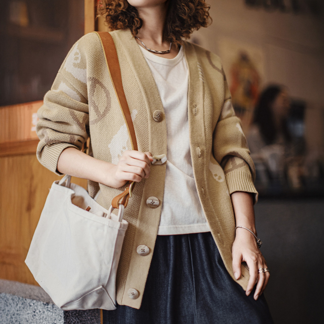馬登女裝 復古卡其色大V領寬鬆外穿毛衣提花針織開衫外套上衣秋冬