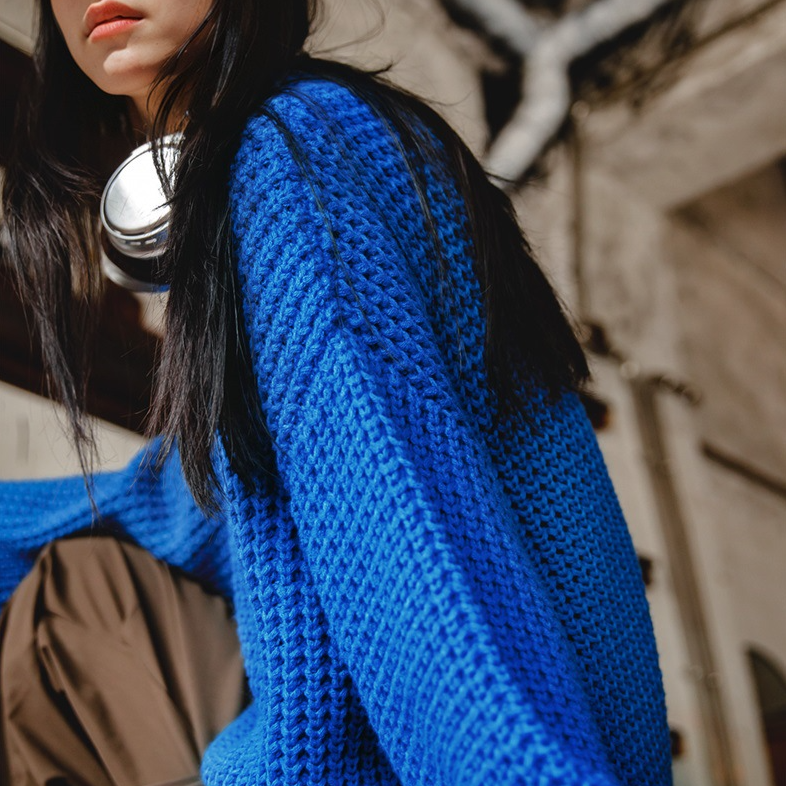 馬登女裝 克萊因藍慵懶風鳳梨紋毛衣落肩燈籠袖舒芙蕾針織衫秋冬