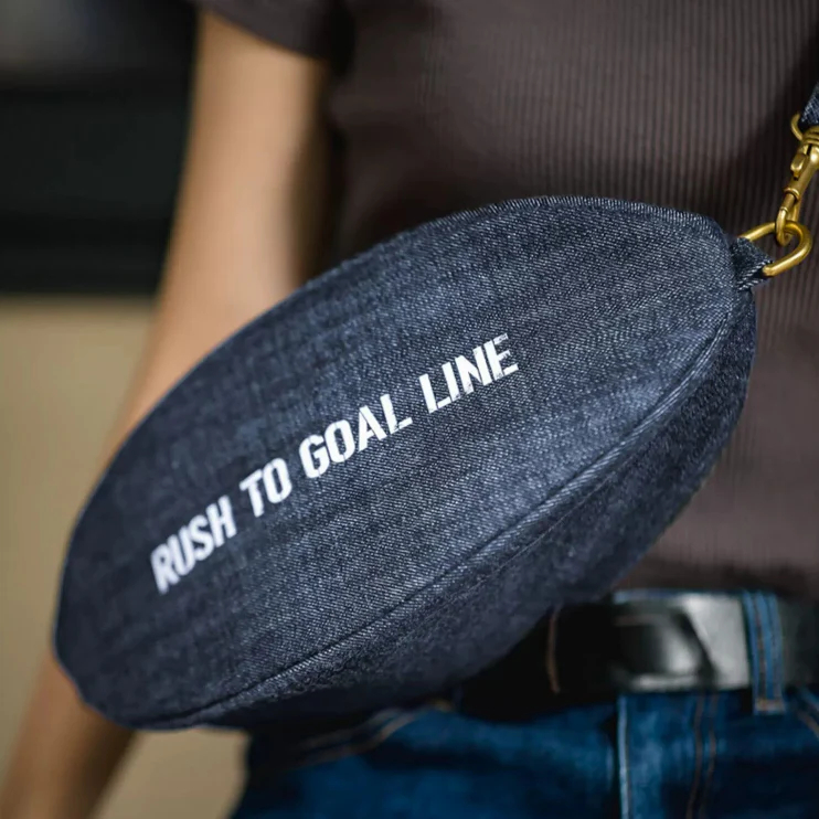 馬登女裝 美式復古牛仔斜挎橄欖球胸包字母通勤單肩大容量胸包潮