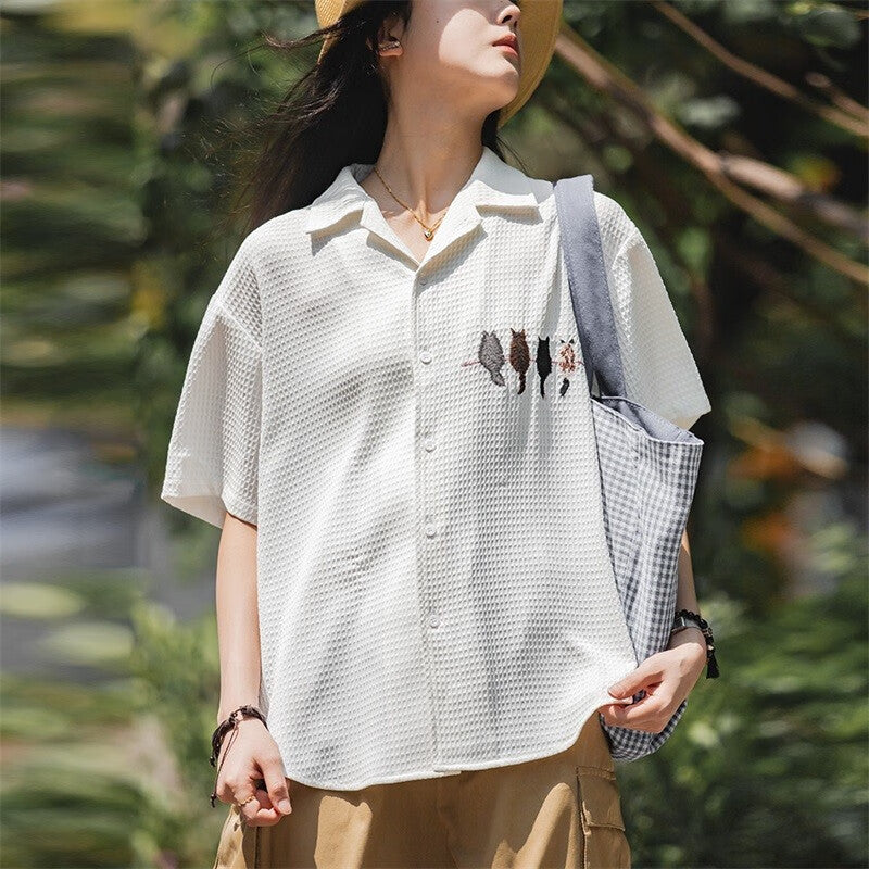 馬登女裝 休閒貓咪刺繡短袖襯衫寬鬆落肩袖華夫格襯衣