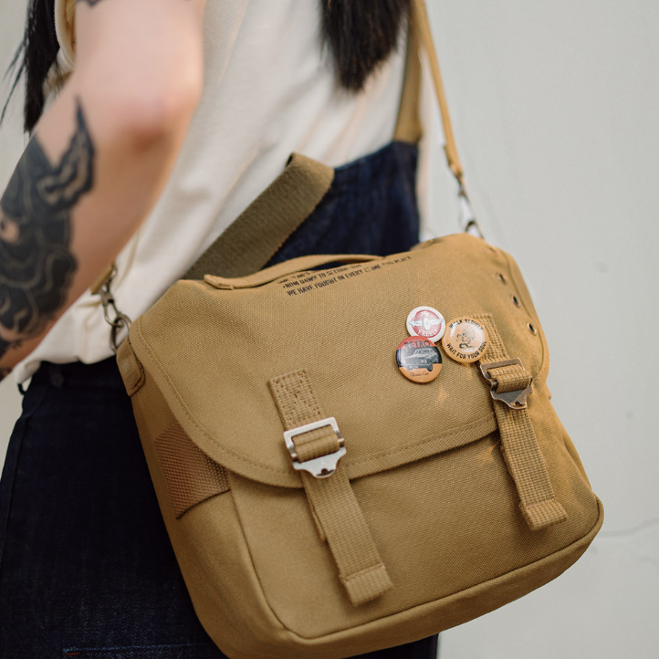 馬登女裝 美式復古M1961字母印花帆布斜挎包手提時尚大容量托特包