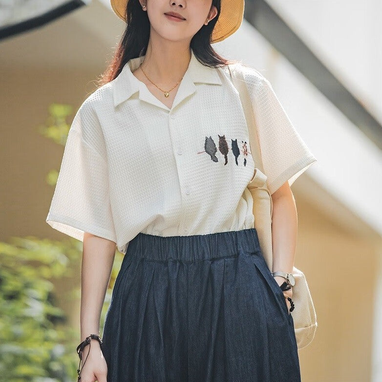 馬登女裝 休閒貓咪刺繡短袖襯衫寬鬆落肩袖華夫格襯衣