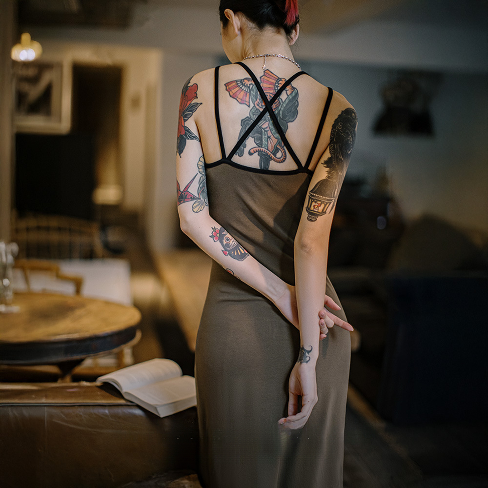 馬登女裝 格雷系修身交叉吊帶背心連衣裙無袖露背U領針織長裙