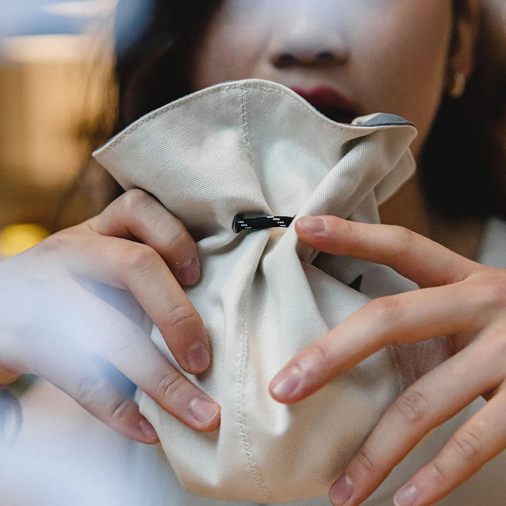 馬登女裝 米白色灰藍色兩用漁夫帽便攜手提零錢包錢袋遮陽帽子男女