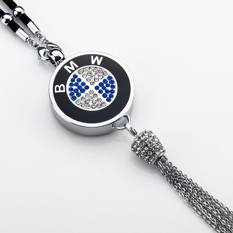 Wisiorek aromaterapeutyczny z metalowym i diamentowym logo samochodu