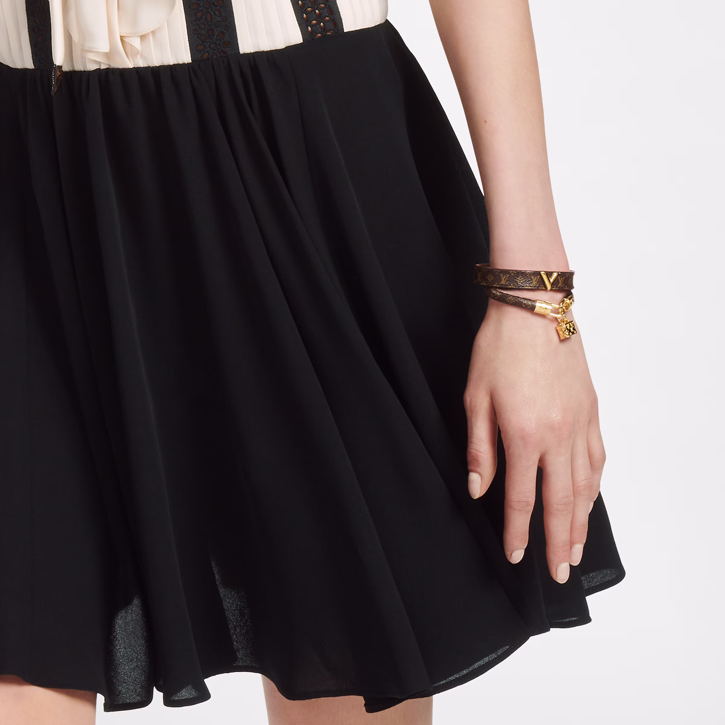 Essential V Bracelet M6042F