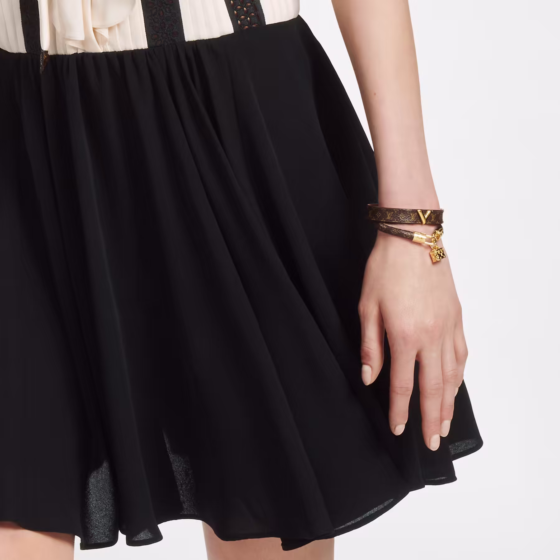 Essential V Bracelet M6042F