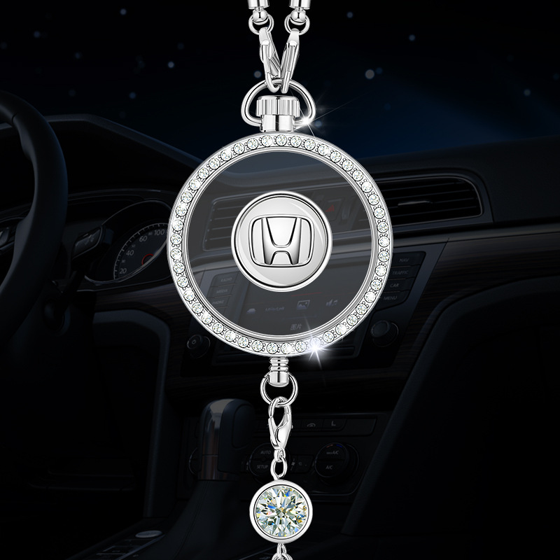 Wisiorek z logo aromaterapii samochodowej z metalu i diamentów