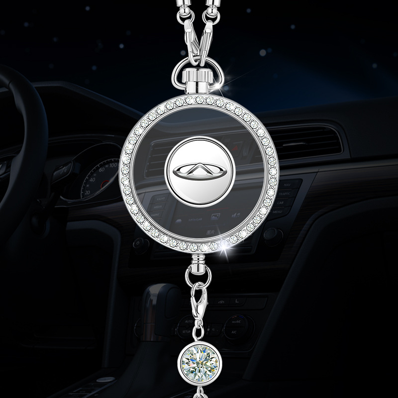 Wisiorek z logo aromaterapii samochodowej z metalu i diamentów