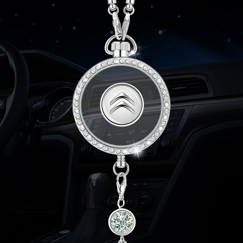 Wisiorek z logo aromaterapii samochodowej z metalu i diamentów