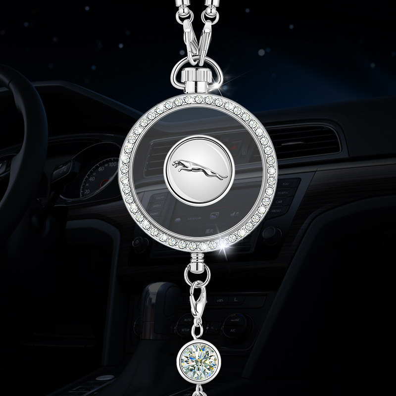 Wisiorek z logo aromaterapii samochodowej z metalu i diamentów