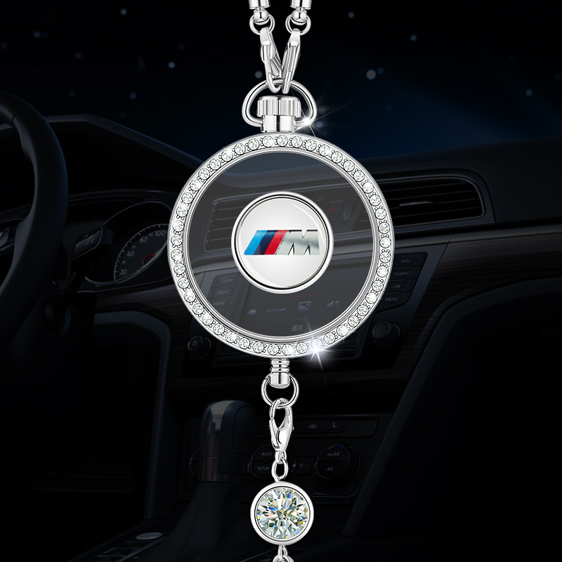 Wisiorek z logo aromaterapii samochodowej z metalu i diament��w