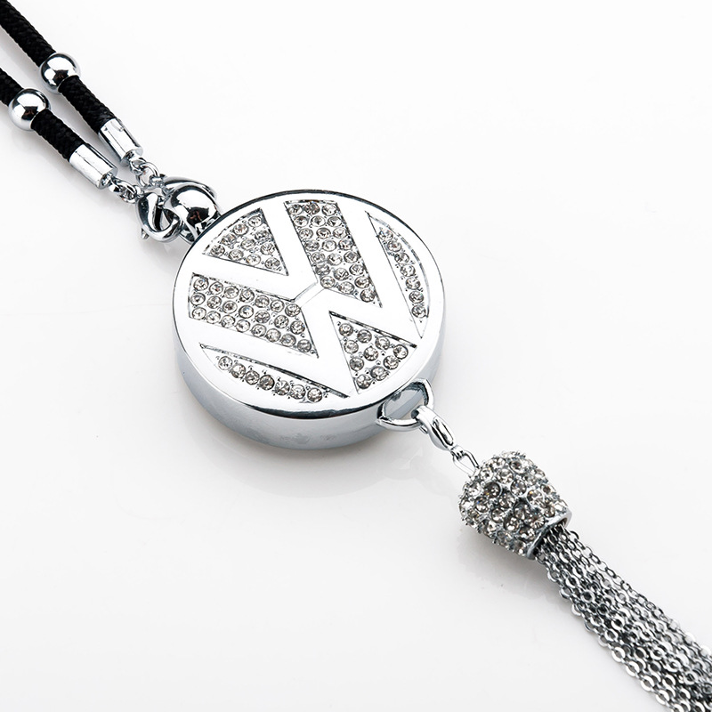 Wysadzana diamentami zawieszka z logo samochodu do aromaterapii