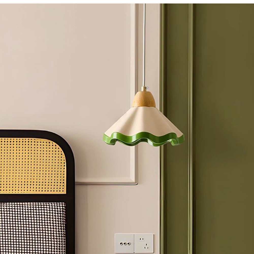 Medieval-Style Restaurant Island Platform With Cream-Colored Resin Pendant Lamp