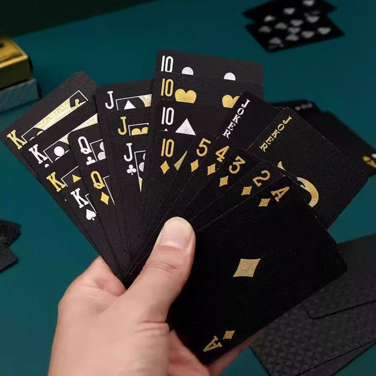 Blume 高端PVC金色扑克牌｜防水耐用 家用斗地主掼蛋专用卡牌（黑金 / 紅金）