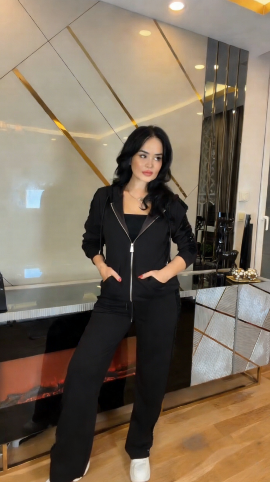 Egy bő szabású kapucnis kabát és magas derekú nadrág.