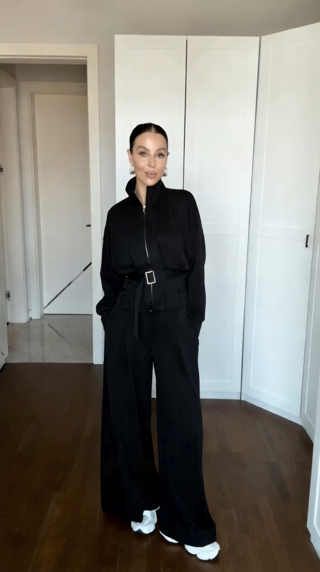 Egy lezser, öves kabát és magas derekú nadrág