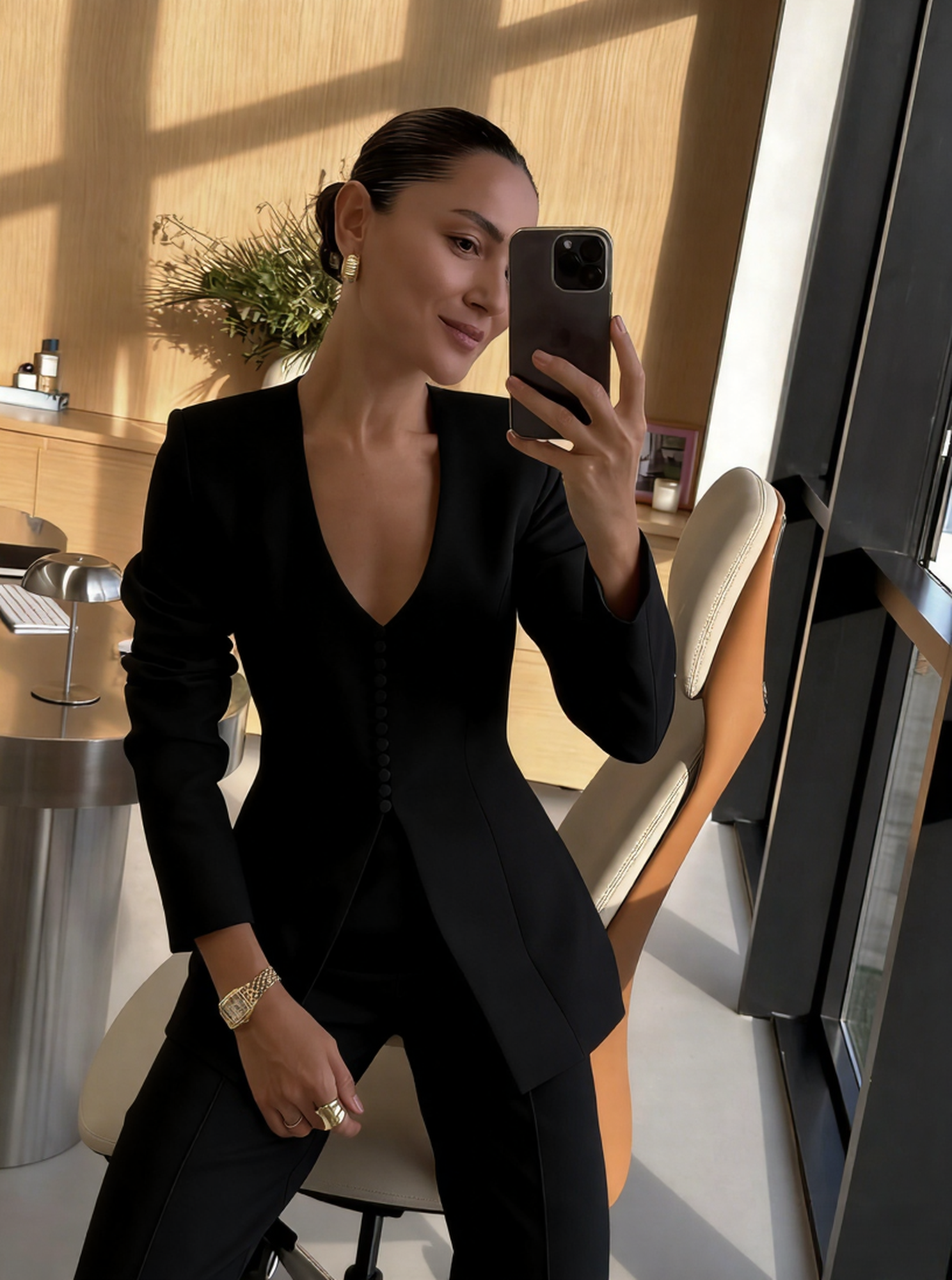 Klasszikus V-nyakú, szűkített szabású, kétrészes szett