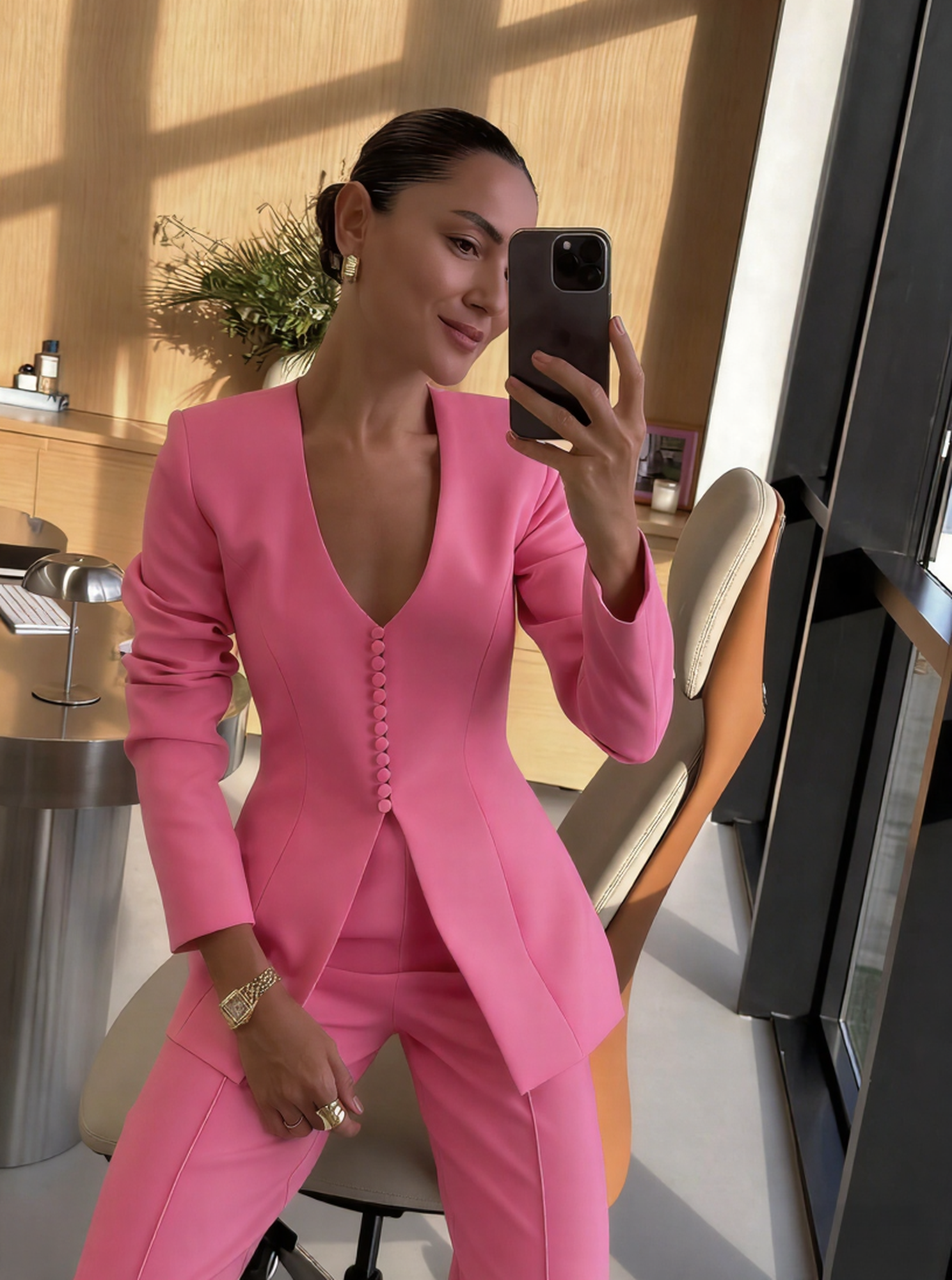 Klasszikus V-nyakú, szűkített szabású, kétrészes szett