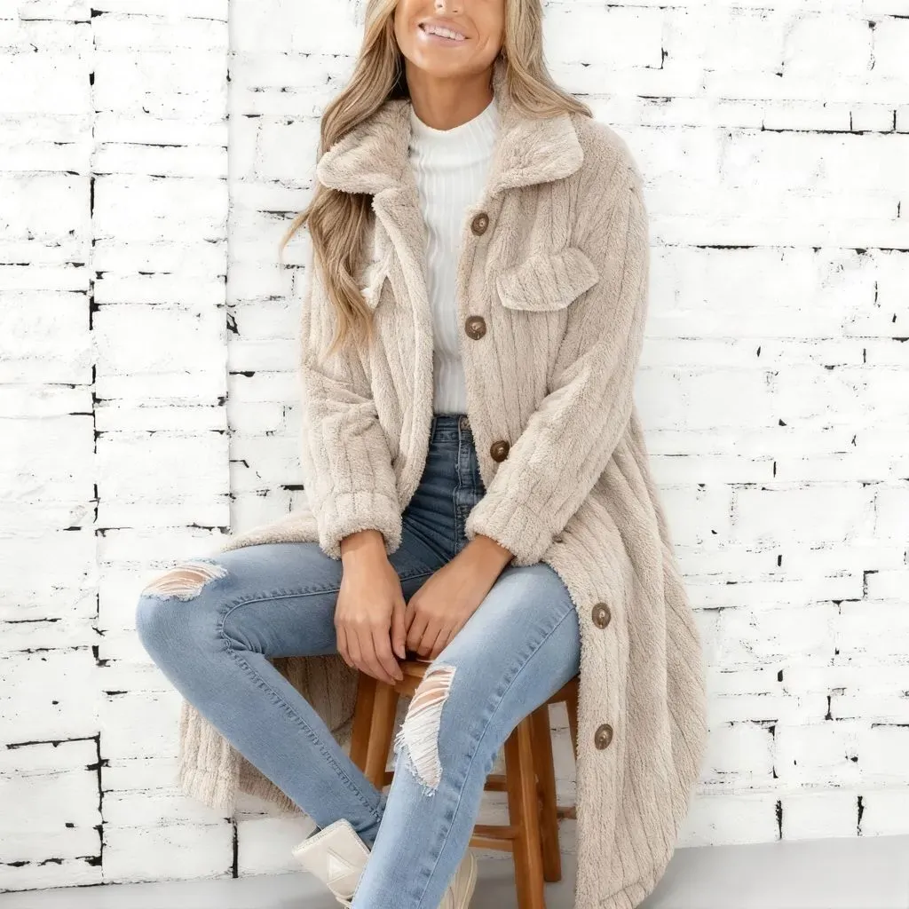 Női hosszú velúr kabát hajtókával és gombokkal