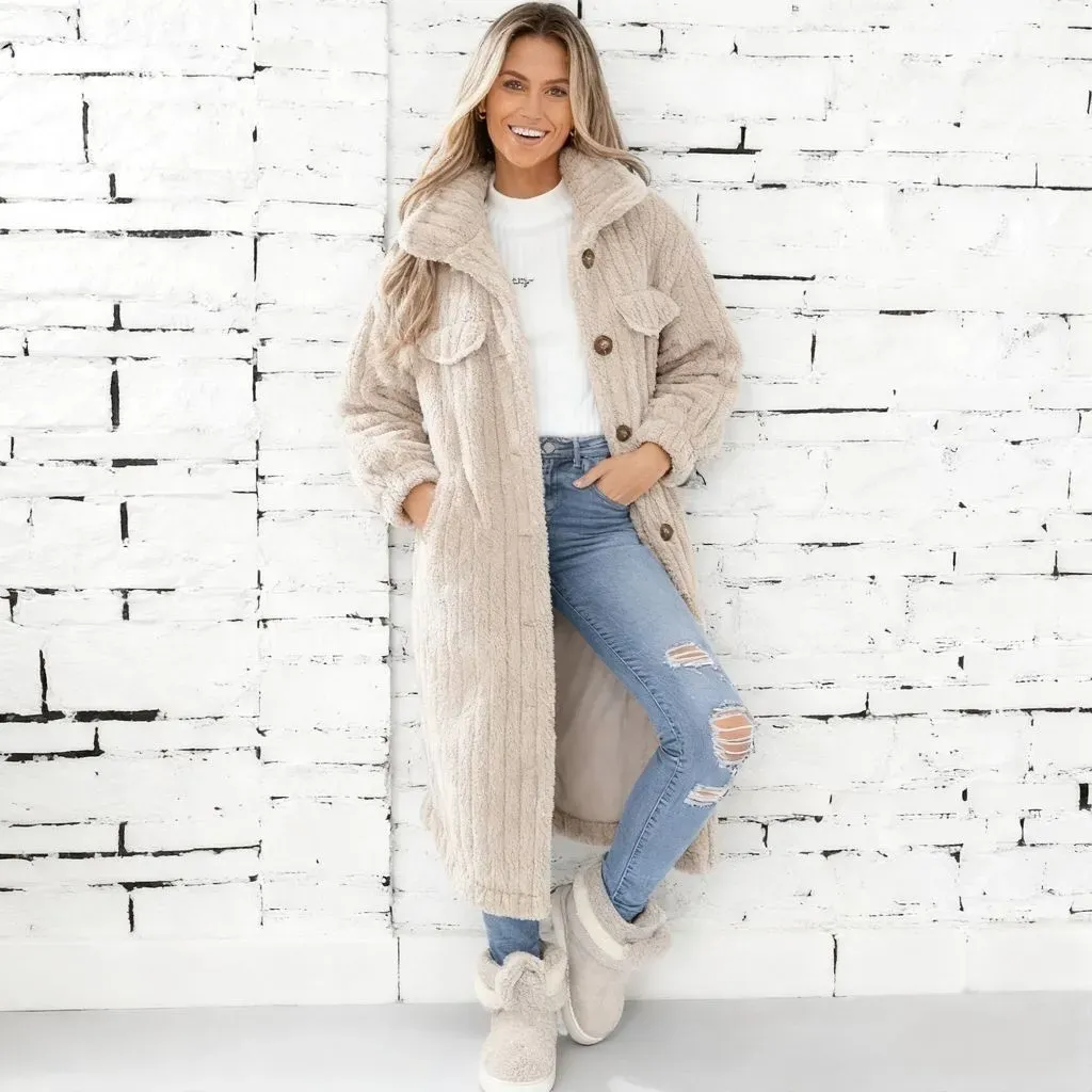 Női hosszú velúr kabát hajtókával és gombokkal